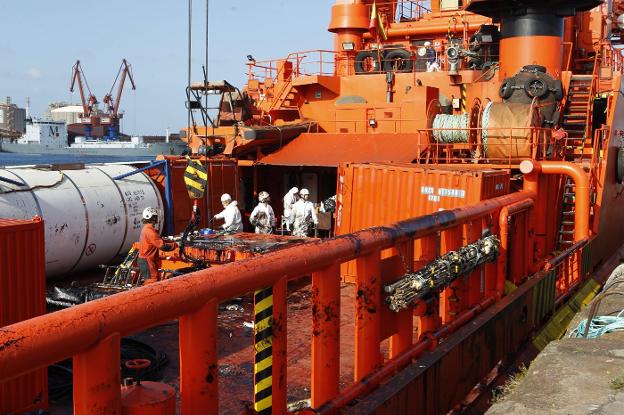 El viento acerca la mancha de fuel y la deja a menos de 90 millas de Asturias