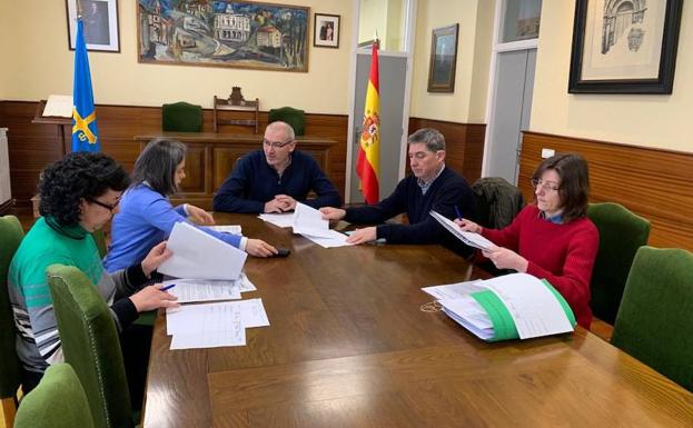 Allande adjudica el acondicionamiento del acceso al barrio del Chano