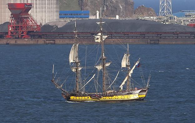 Una goleta rusa en apuros por las rachas de viento busca refugio en Gijón