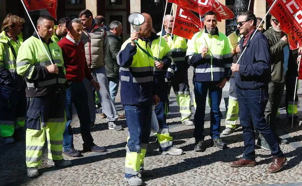 La plantilla de la conservación viaria de Gijón pide la dimisión de Arrieta