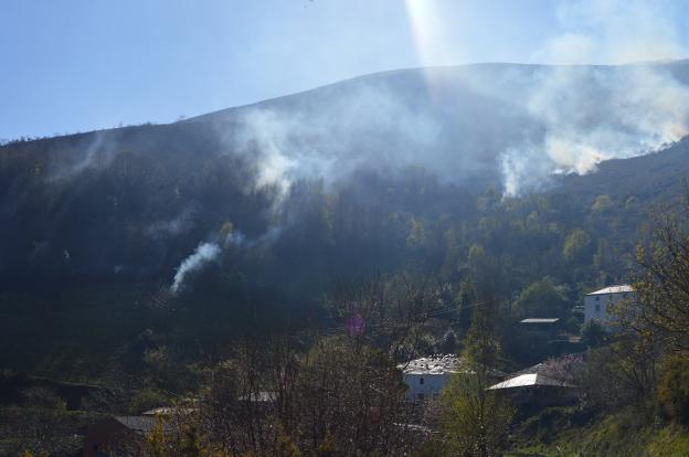 El fuego amenaza varias casas en Tineo y al parque de Fuentes desde León