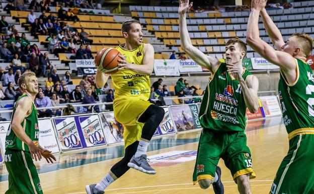 El Liberbank Oviedo despierta de su sueño en Huesca