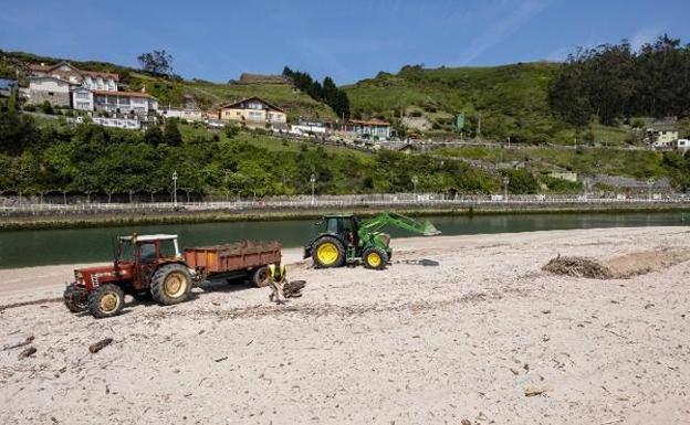 La limpieza de playas por parte de Cogersa es un 30% más cara que la privada