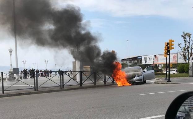 Arde un coche en el puente del Piles en Gijón