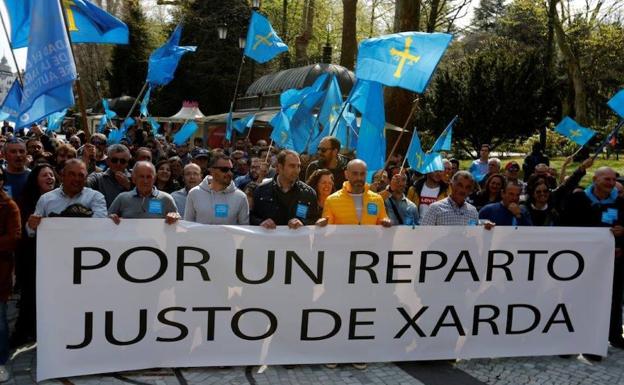 Pescadores asturianos y gallegos claman en Oviedo por un «reparto justo» de la xarda