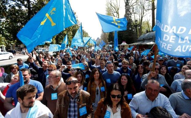 Pescadores asturianos y gallegos claman en Oviedo por un «reparto justo» de la xarda