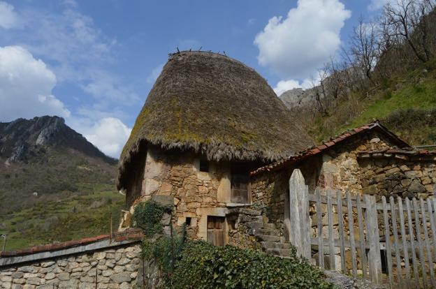 Somiedo reclama fondos públicos para el mantenimiento de sus teitos