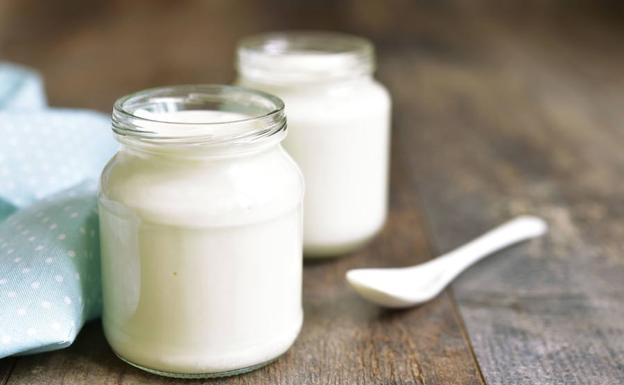 ¿Por qué no deberíamos tirar el líquido de los yogures?