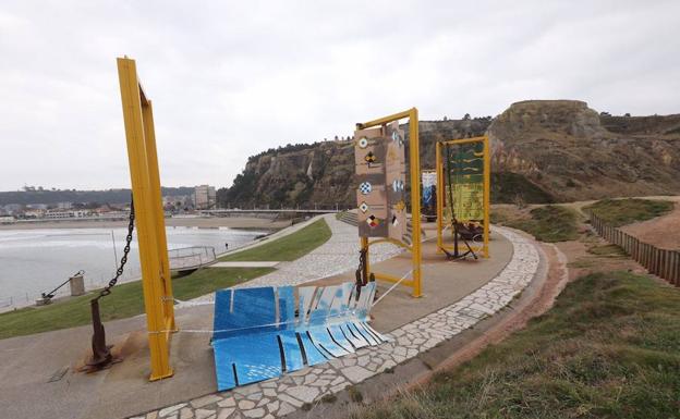 El viento y el óxido derriban una de las velas del Museo de Anclas de Salinas