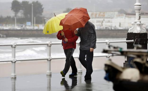 El oleaje y la nieve ponen a Asturias en alerta