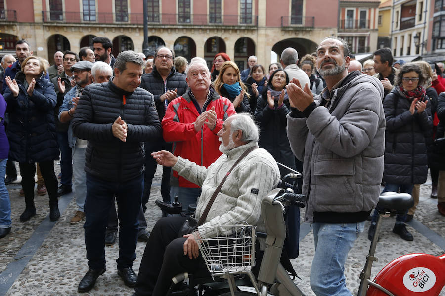 Concentración de apoyo a los encerrados por el plan de vías de Gijón