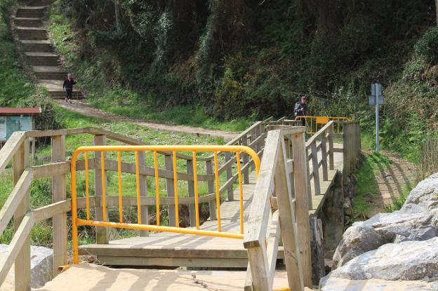 Vecinos de Quintueles critican el abandono de la senda de La Ñora