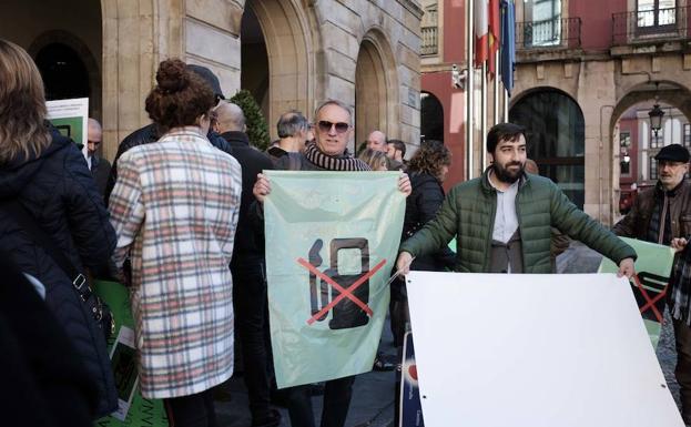 Los vecinos de Viesques inician «acciones legales» contra el Ayuntamiento por la gasolinera de Viñao