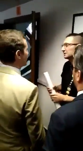 Alumnos de la Universidad de La Laguna entregan un 'master' a Pablo Casado