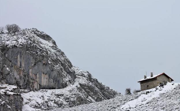 Los lagos de Covadonga, bajo la nieve de primavera