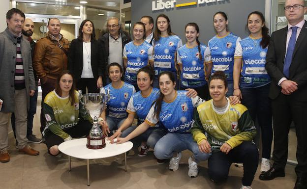 Las campeonas de hockey, reconocidas de nuevo en Gijón