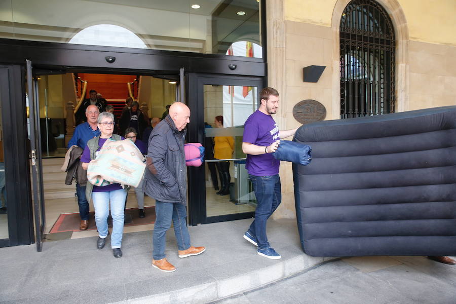 El compromiso del Gobierno sobre la firma del convenio pone fin al encierro por el plan de vías