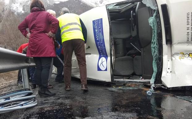 Nueve miembros de un equipo de baloncesto adaptado de Avilés, heridos al volcar su furgoneta en la autopista del Huerna en León