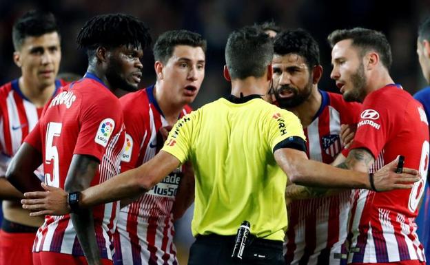 El Atlético centra su enfado en los árbitros y no en Costa