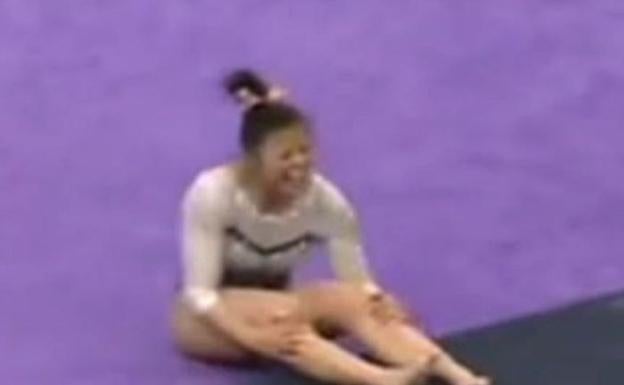 Una gimnasta se rompe las dos piernas tras una caída al suelo durante un ejercicio