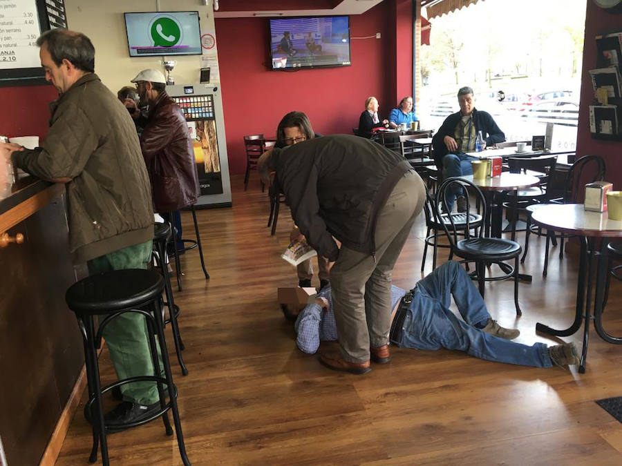 Ingresado un hombre tras caer fulminado en una cafetería del Natahoyo