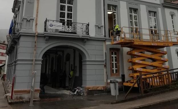 Los trabajos en la fachada del Ayuntamiento de Allande avanzan a buen ritmo