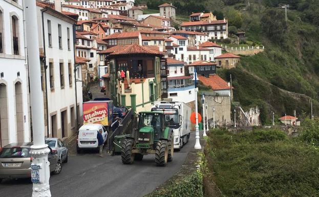 Un camión con xarda queda atascado en el puerto de Lastres