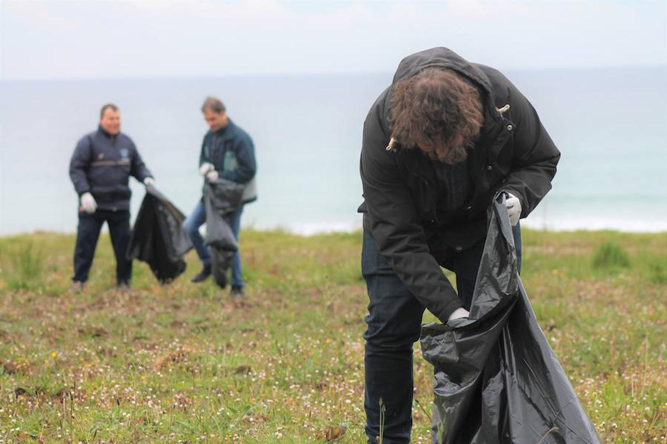 Jornada de limpieza en la playa La Espasa, en Caravia