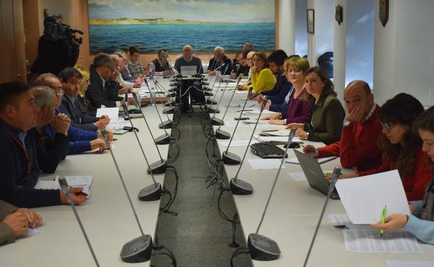 Los pescadores asturianos valoran «positivamente» la primera reunión sobre el reparto de la xarda