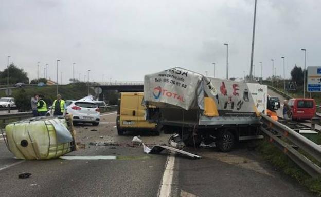 Un herido en un espectacular accidente en la autovía a la altura de ParqueAstur