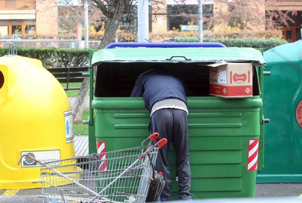 Multas de 900 euros por rebuscar en la basura