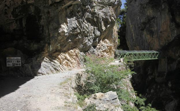 Rescatan a una mujer tras sufrir una caída en la Ruta del Cares