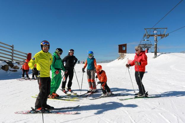 Los esquiadores apuran la nieve de la primavera