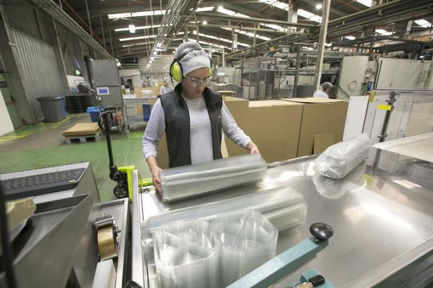El grupo KP invierte 14 millones para diversificar su producto en Asturias ante la guerra del plástico