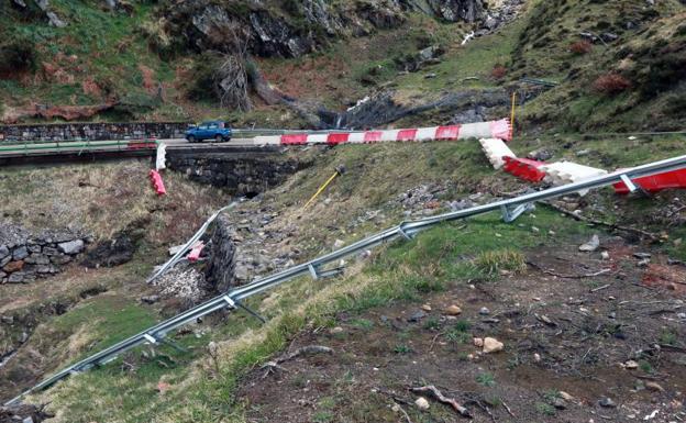 Nuevos desprendimientos de rocas en la carretera de San Isidro desatan la indignación