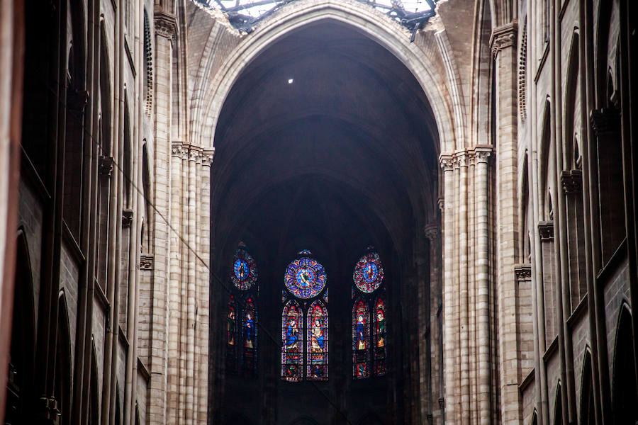 El interior de la Catedral de Notre Dame tras el incendio