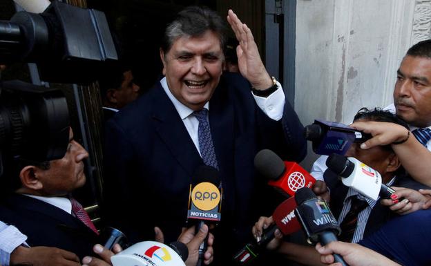 El expresidente peruano Alan García se suicida cuando iba a ser detenido