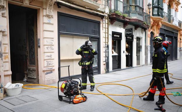 Los bomberos sofocan un incendio en un edificio ocupado en la calle Corrida