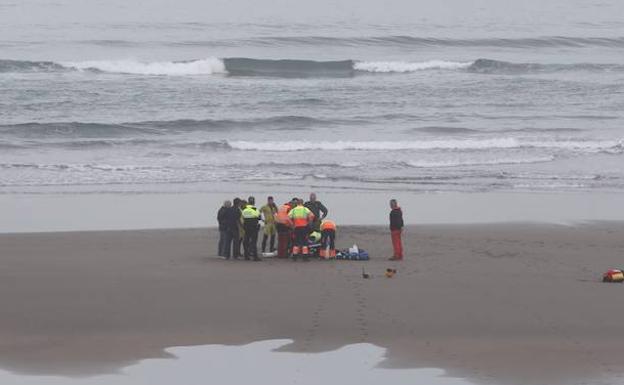 Fallece un vecino de Siero de 69 años mientras se bañaba en la playa de Salinas