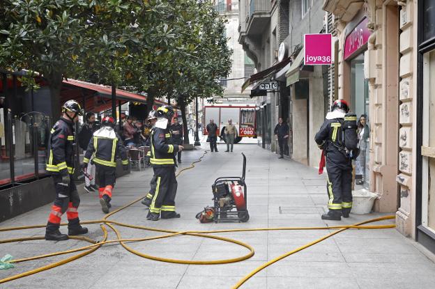 Los bomberos sofocan un incendio en un edificio ocupado en la calle Corrida