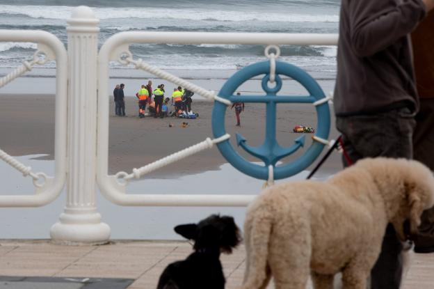 Fallece ahogado un sierense tras caer en un pozo de la playa de Salinas