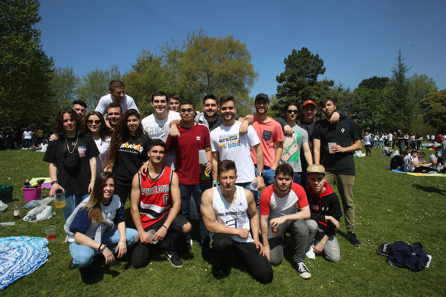 Miles de personas disfrutan de la Comida en la calle de Avilés