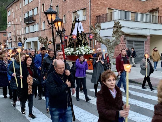 La Virgen de La Soledad recorre las calles de Blimea en procesión