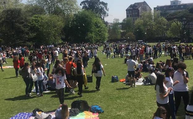 Comida en la calle para 4.000 personas sobre el césped del parque de Ferrera