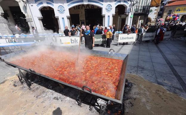 Más de cinco kilómetros de mesas en la calle esperan a 15.000 comensales en Avilés