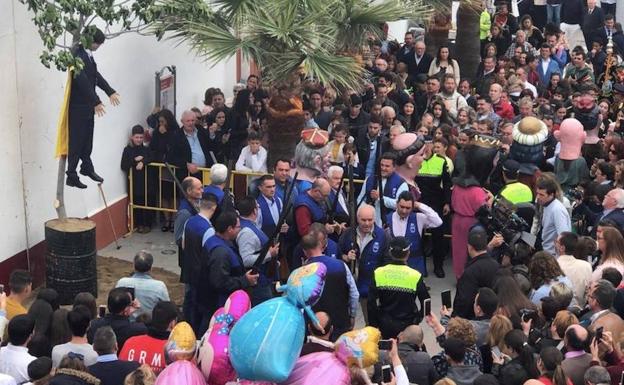 Pintadas amarillas en la sede del PSC por la quema de un pelele de Puigdemont en Sevilla