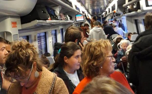 Ocho horas de retraso en un vuelo a Barcelona y 130 minutos en un Alvia a Gijón