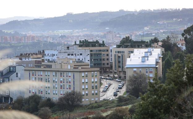 Herido un niño de ocho años por una caída de la bici desde una altura de dos metros en Avilés