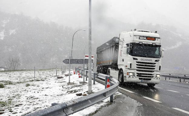 La nieve sorprende a los conductores en el Huerna