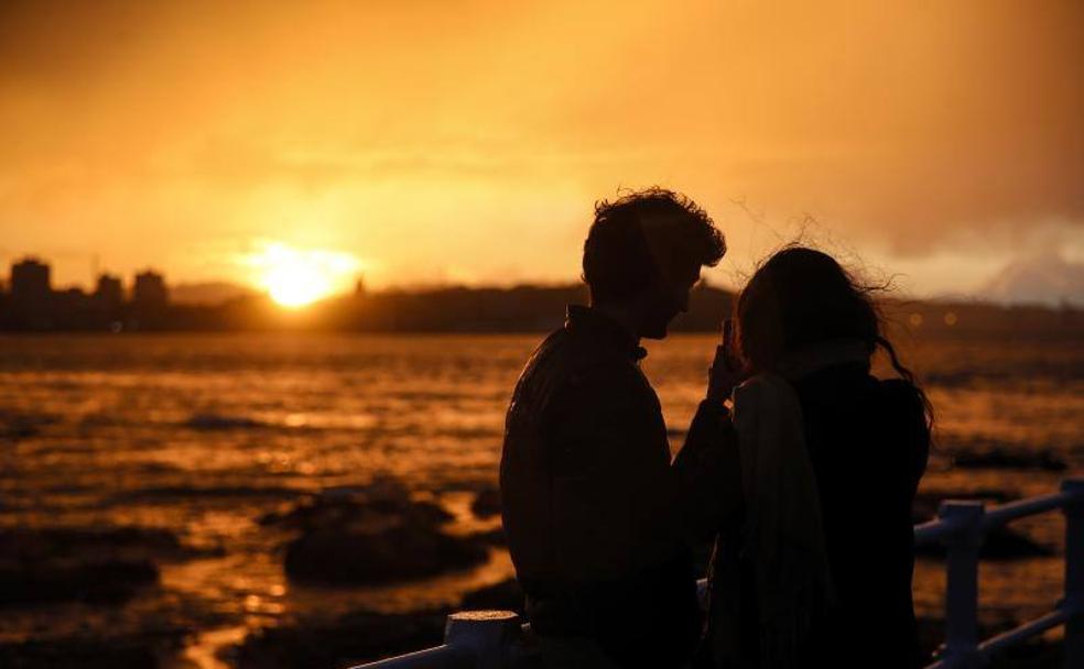 La espectacular puesta de sol sobre Gijón